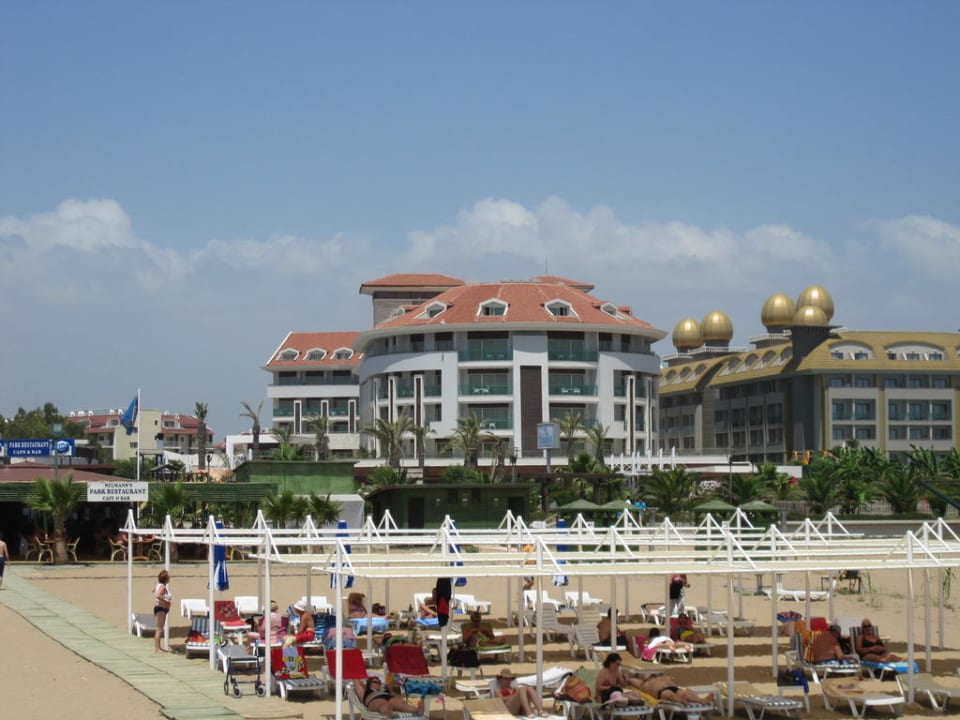 Blick vom Strand aufs Hotel Sunis Evren Beach Resort Hotel & Spa