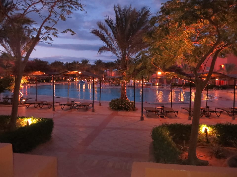 Pool am abend Jaz Makadi Oasis Resort