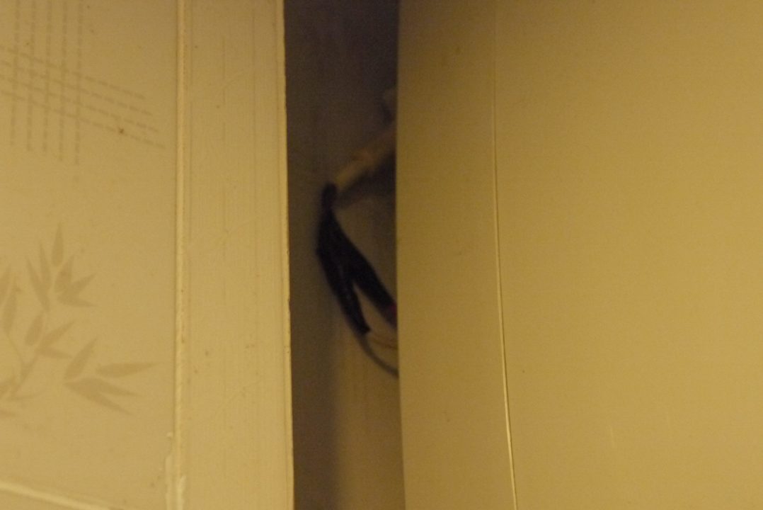 Cable in bathroom 602 Hotel Thaison Palace