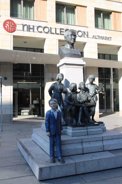 Kultur direkt vorm Eingang NH Collection Dresden Altmarkt