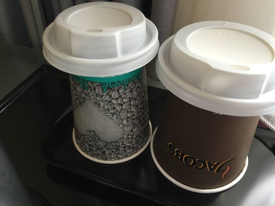 Einweg-Warmgetränkebecher im Zimmer Hotel Mercure Düsseldorf City Nord