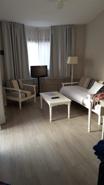 Wohnzimmer / Drittes Bett allsun Hotel Esplendido