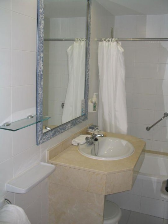 Badezimmer im App. Eix Platja Daurada Hotel & SPA