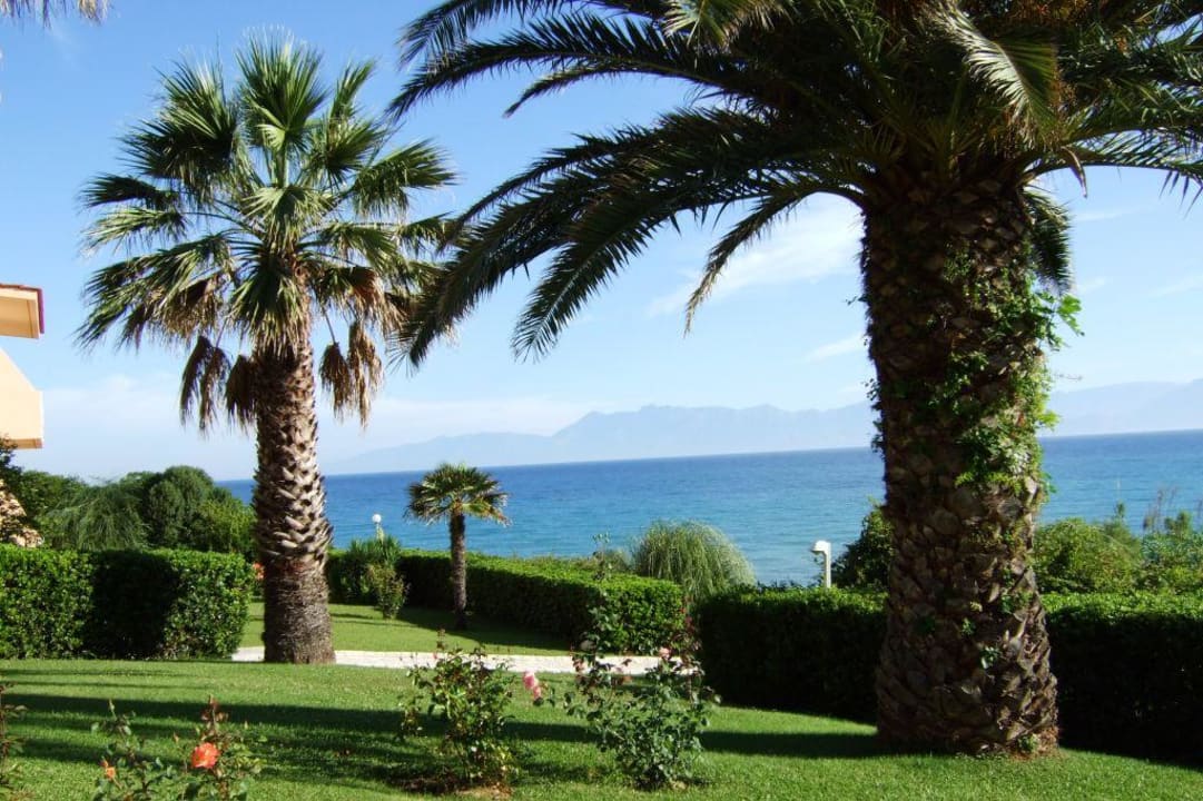 Blick vom Speisesaal, im Hintergrund Albanien Ibiscus Hotel Corfu