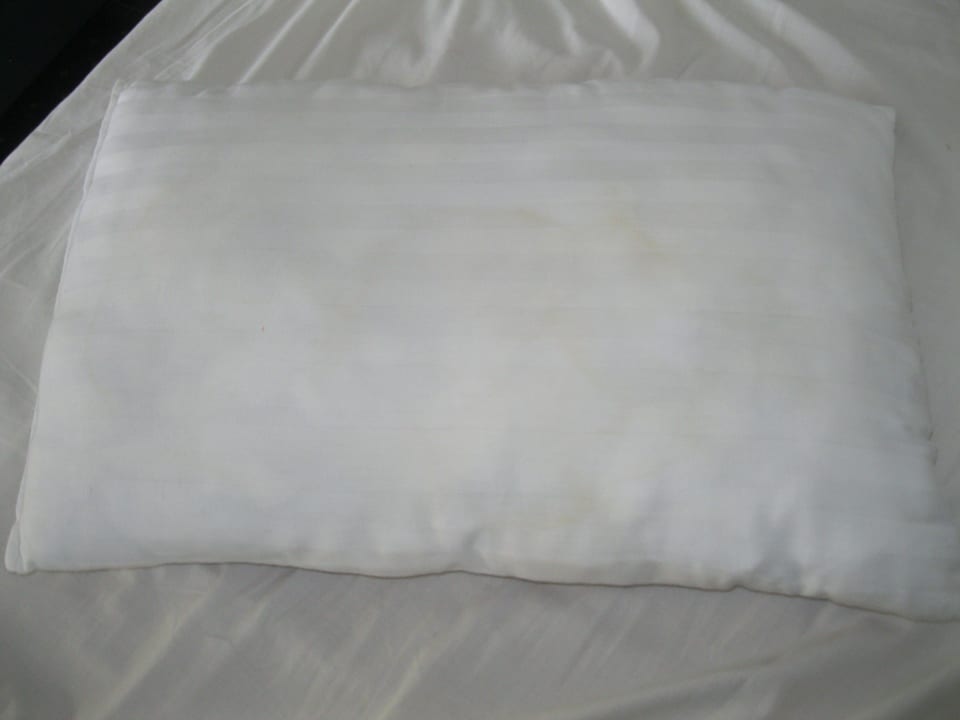 Verschwitzes, stinkendes Kissen von  Vorgängern  Mirage Bay Resort & Aqua Park