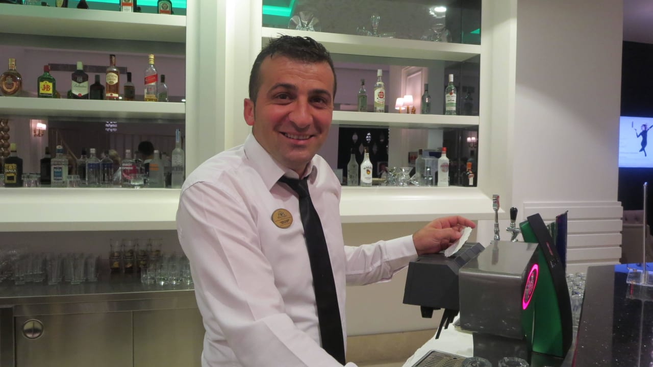 Osman immer gut drauf Mary Hotel Side