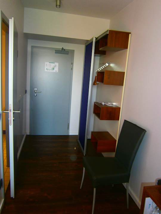 Rechts der "Kleiderschrank"... Auszeit Hotel Düsseldorf