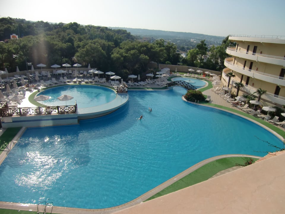 Blick auf den Pool Hotel Kalithea Mare Palace