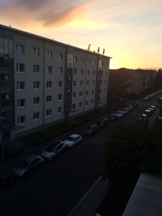 Ausblick von meinem Zimmer zur Straßenseite ACHAT Hotel Dresden Elbufer