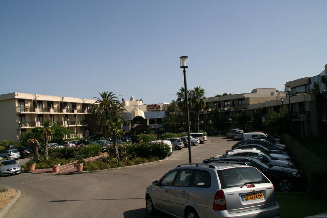 Blick vom Parkplatz Hotel Sophia Country Club