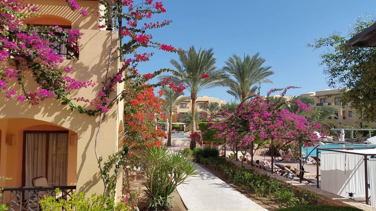 Weg vom Wohnbereich zum Pool Steigenberger Coraya Beach - Adults only