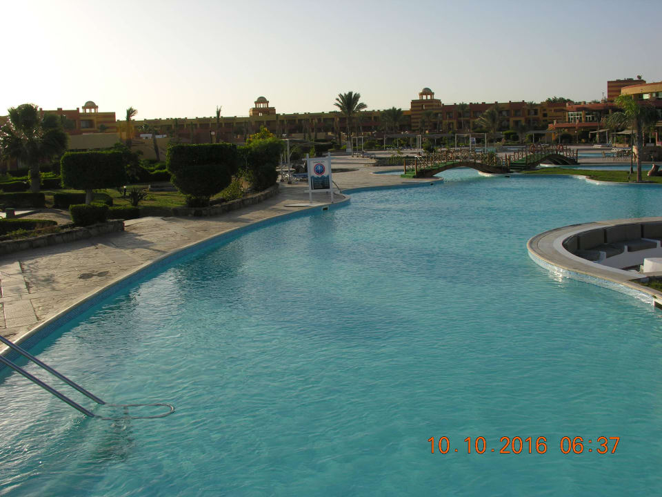 Jeden z basenów Malikia Resort Abu Dabbab