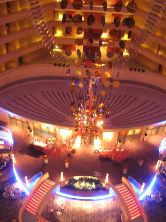 Blick von der 12. Etage in die Lobby Parkroyal Collection Marina Bay