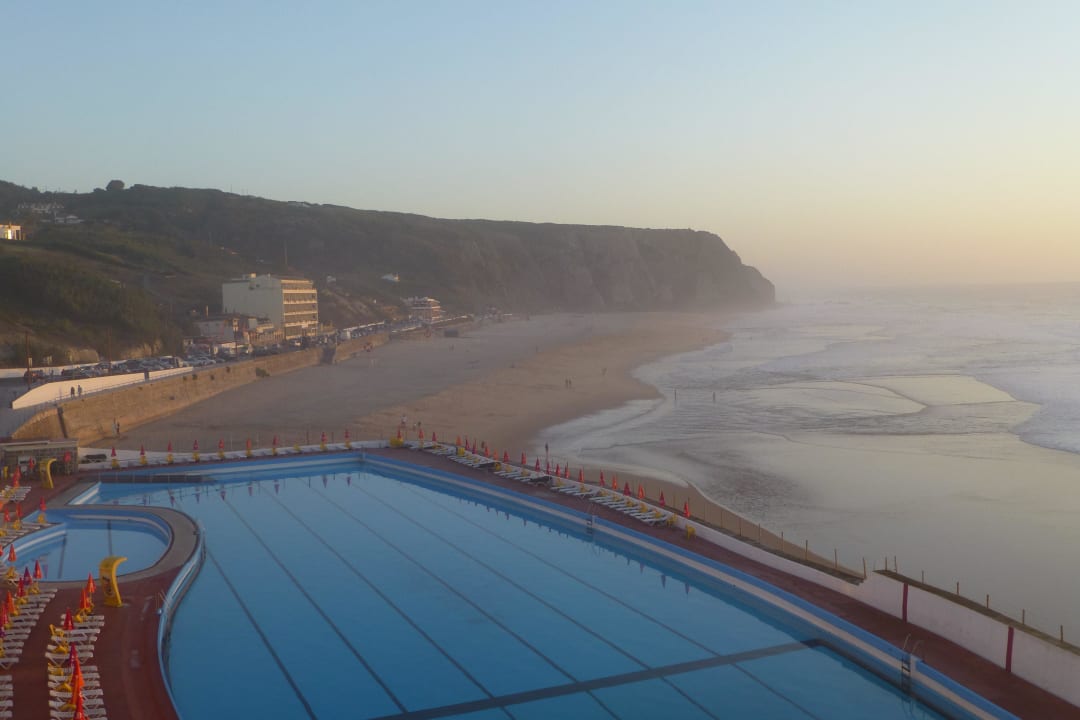 Blick vomBalkon auf Pool und Strand Arribas Sintra Hotel