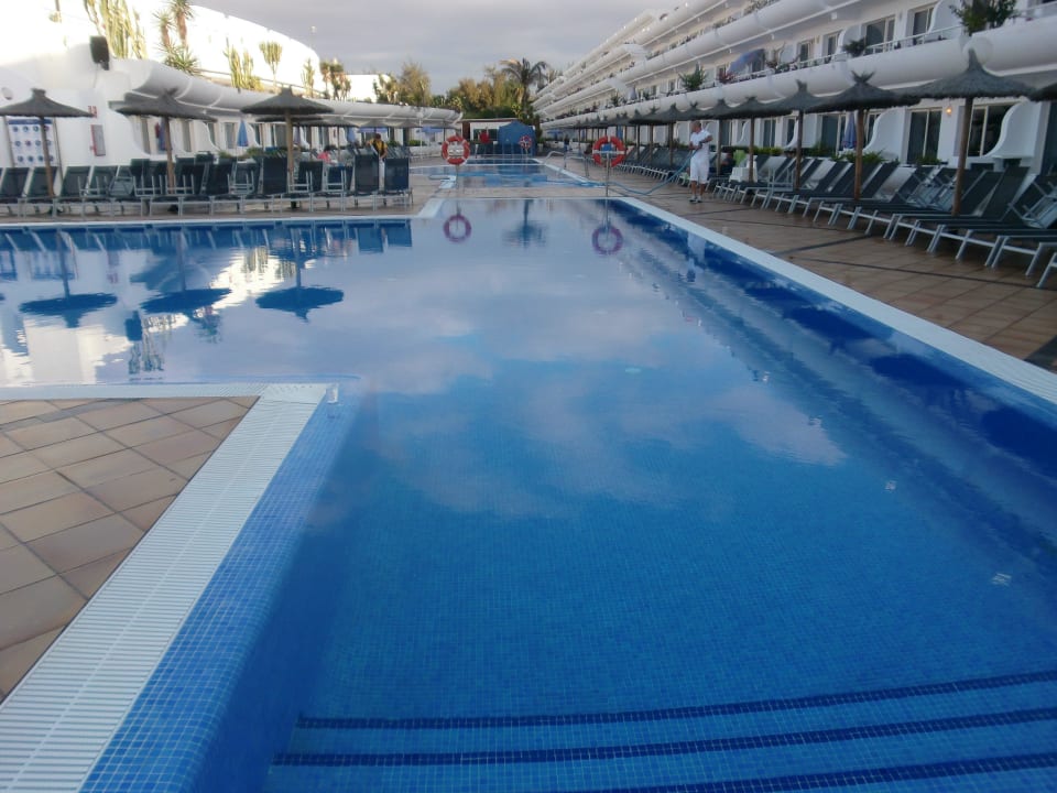 Pool mit genügend Liegen allsun App.-Hotel Barlovento