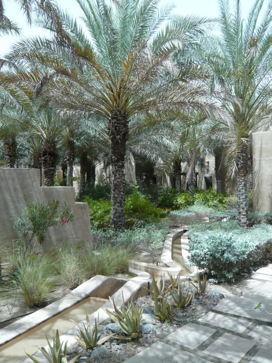 Garten zwischen den Zimmern Hotel Bab Al Shams Desert Resort & Spa