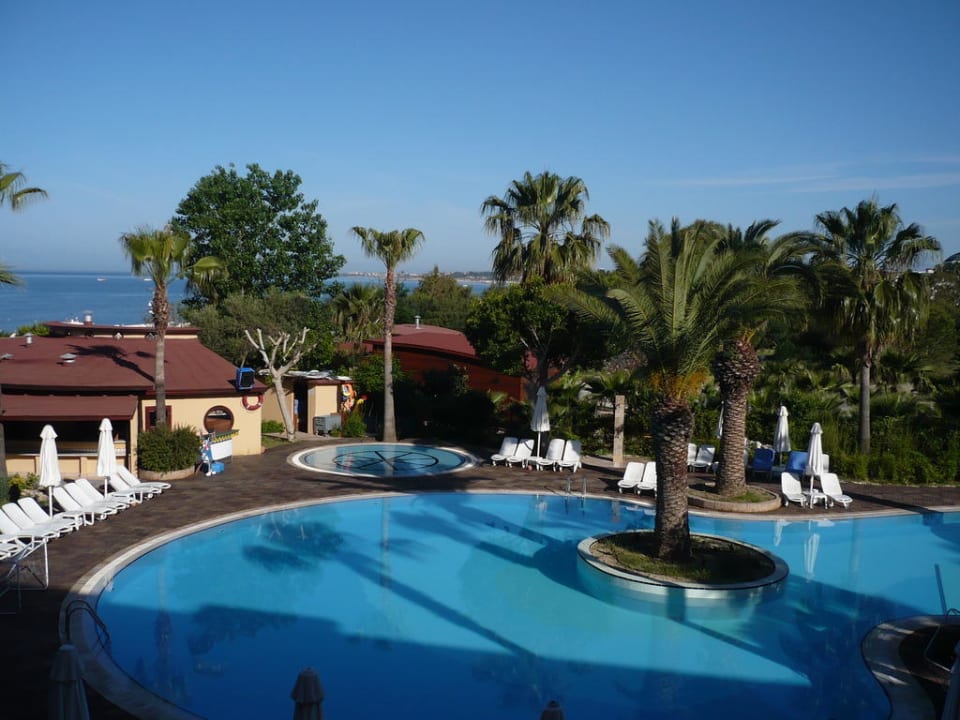 Blick vom Balkon / Pool und Meer Hotel Grand Side