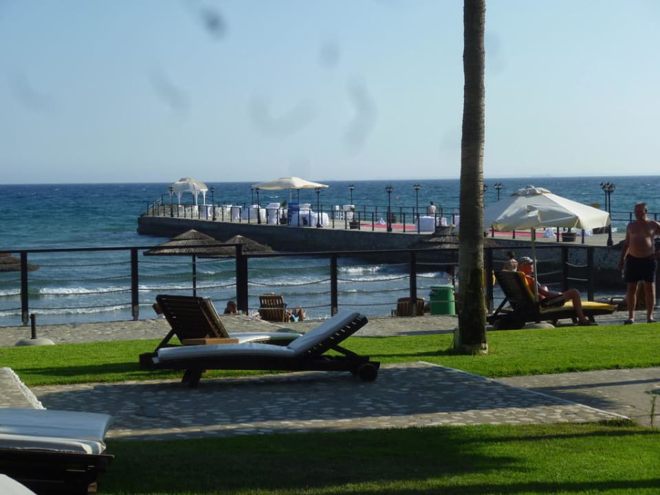 Steg vorbereitet für Zeremonie Elias Beach Hotel