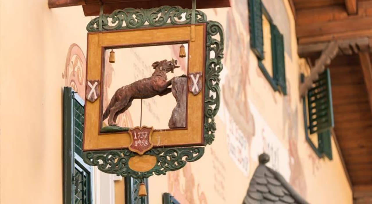 Historisches Wappen am Eingang Hotel Zum Wolf