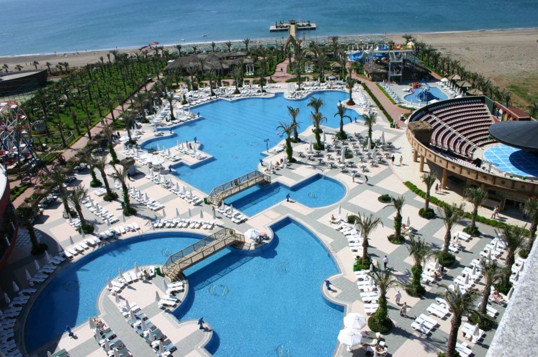 Blick vom 8.Stock auf Pool und Garten Hotel Delphin Palace