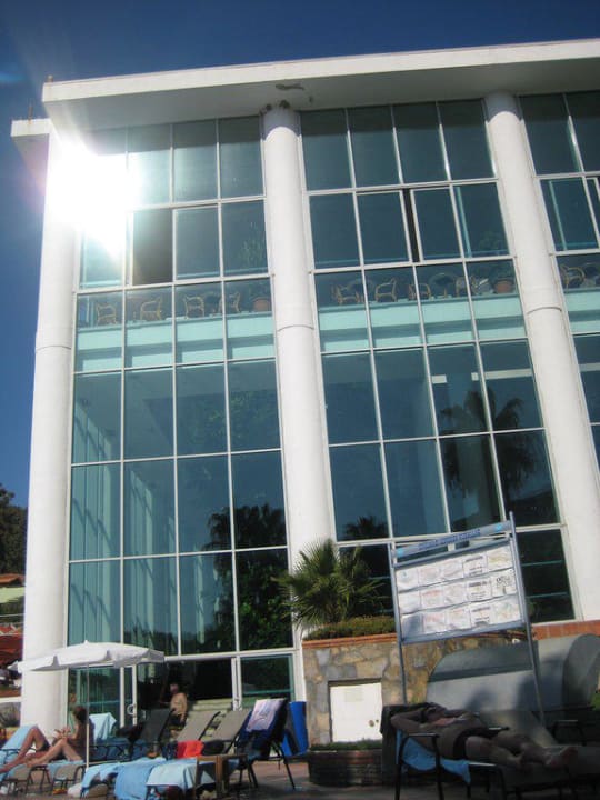 Eingang zum Pool innen Hotel Pine Bay Holiday Resort