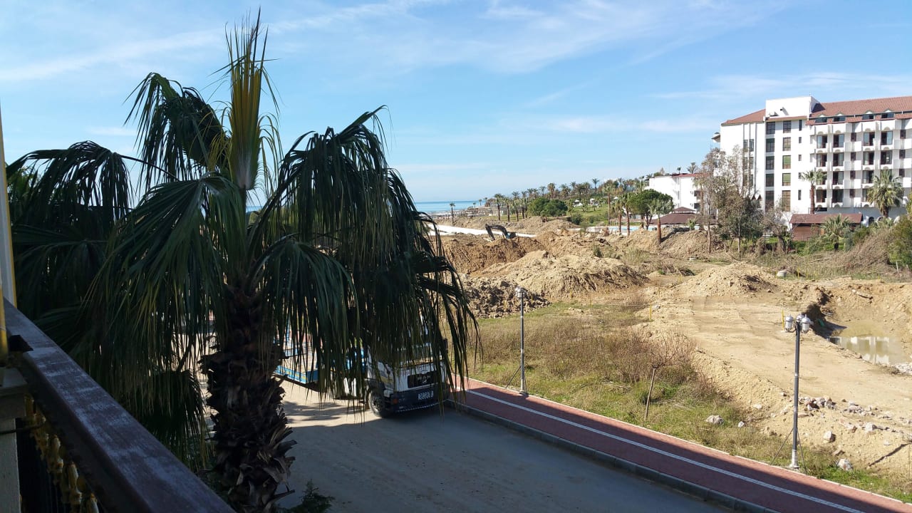 Den seitlichen Meerblick findet man hinter der Palme. Diamond Excellence Resort & Spa