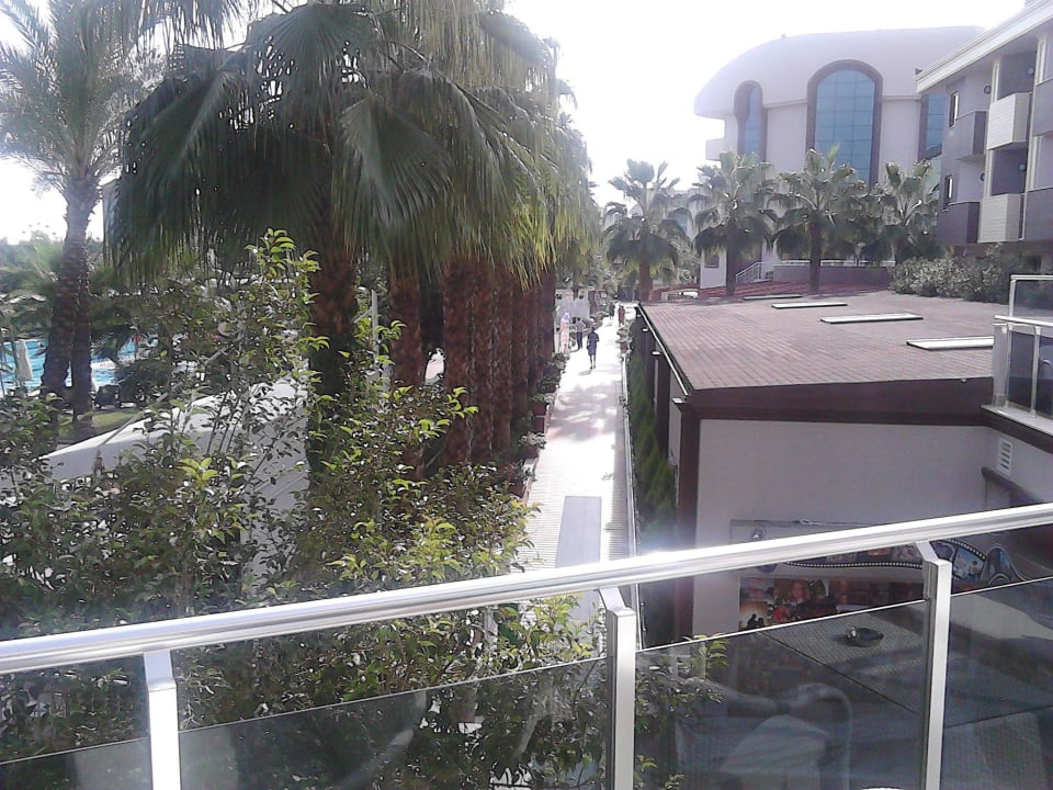 Pool mit Rutschen links Hane Family Resort