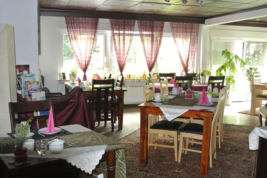 Wo der Gast sein kontin. Frühstück einnimmt City-Hotel-Garni-Diez