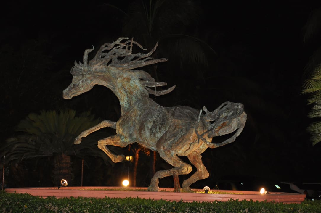 Statue vor dem Hotel Hotel Riu Tequila