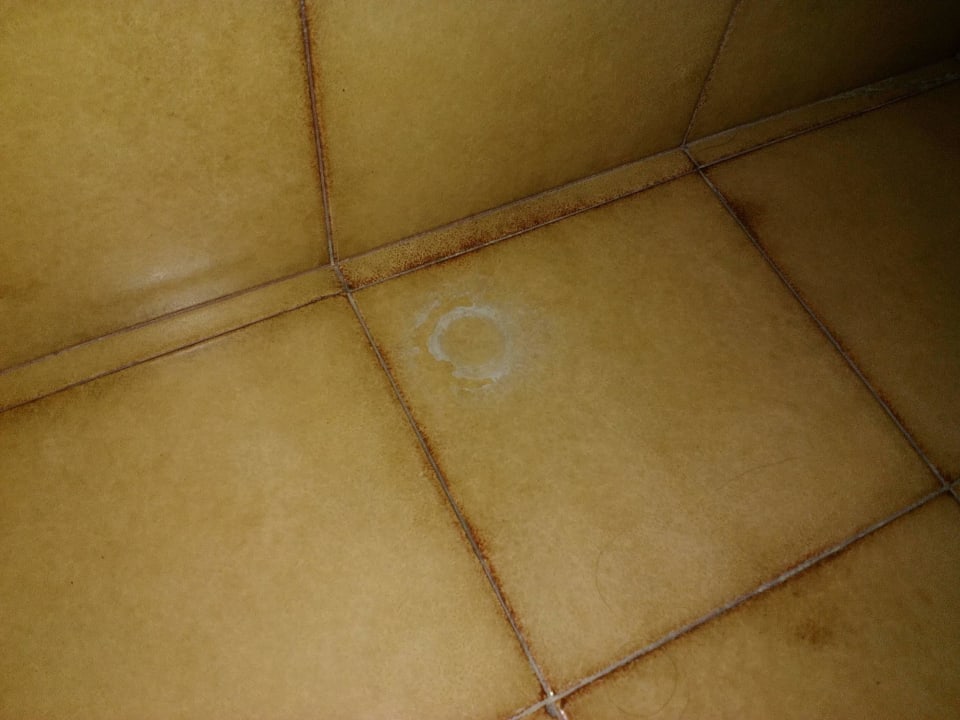 Verschmutzte Fliesen im Bad Hotel Egitz