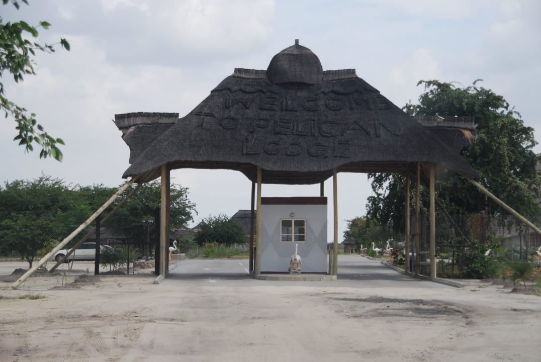 Eingangstor zur Lodge Pelican Lodge