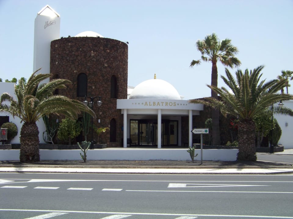 Hoteleingang v.d.Straße allsun App.-Hotel Albatros