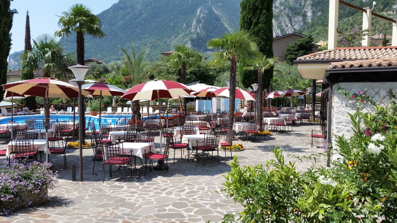 Barterrasse am unteren Pool Hotel Caravel