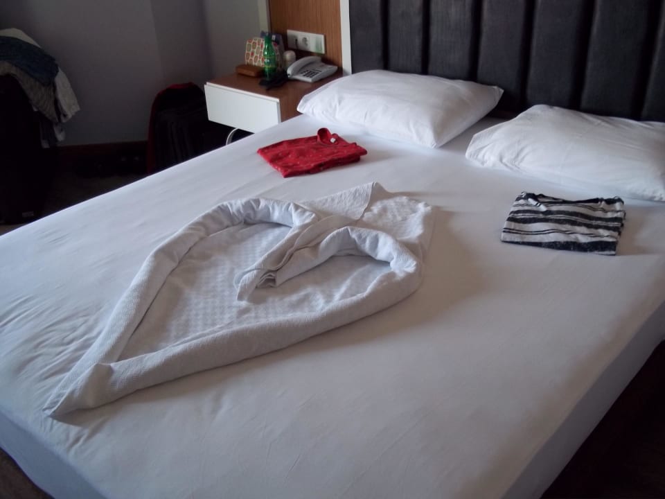 Täglich frisch dekorierte Betten Hane Family Resort