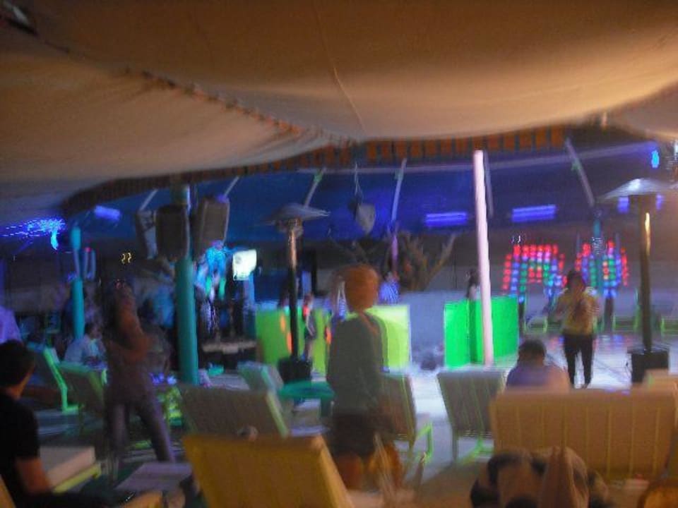 Schaumparty vor dem Hotel Titanic Beach Spa & Aqua Park