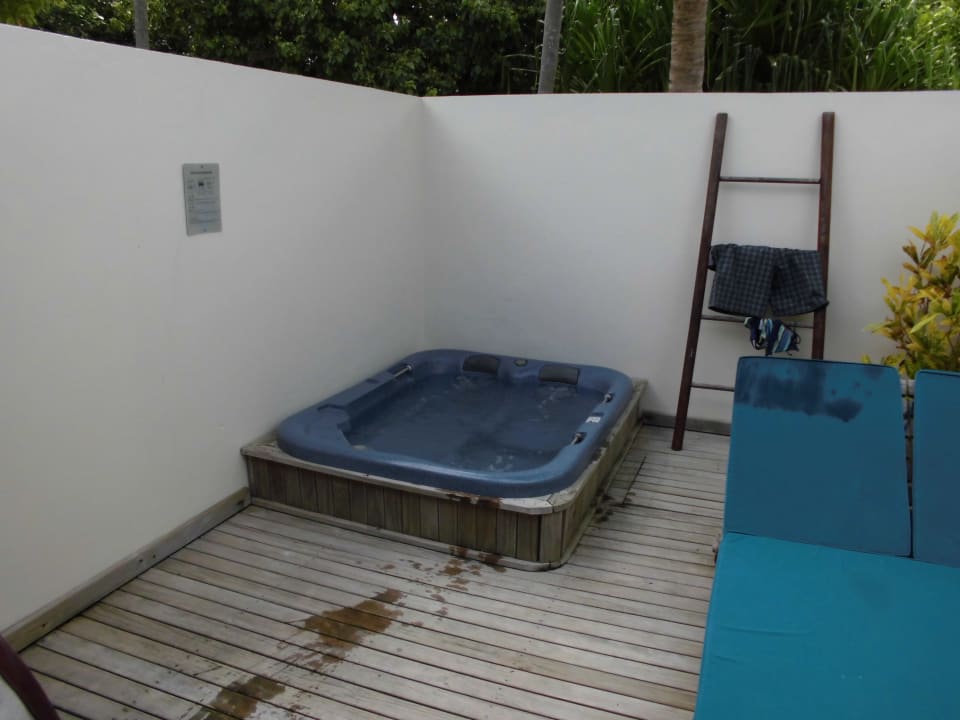 Jaccuzzi im Bad-leider wurde Wasser nie gewechselt Meeru Maldives Resort Island