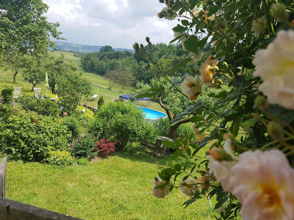 Gartenanlage FerienWohnungen Landhaus FühlDichWohl