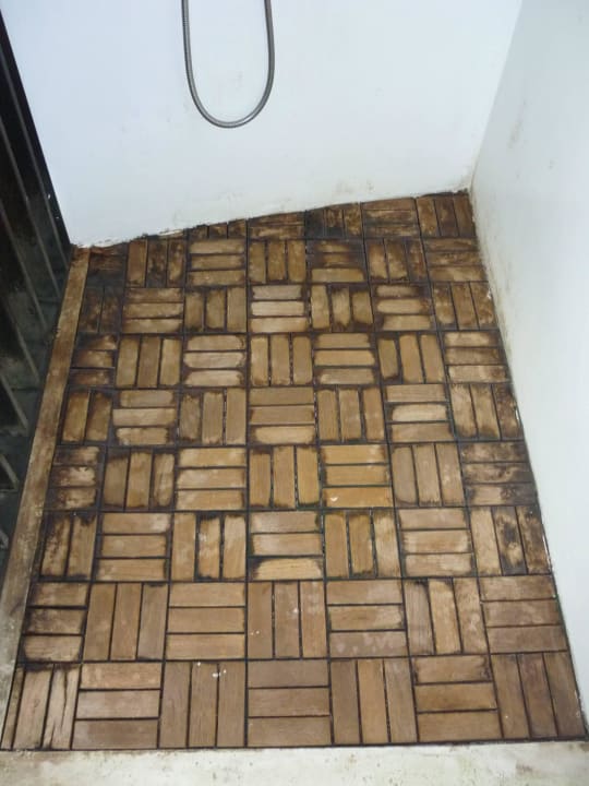 Vergammelter Boden in der Dusche Kihaa Maldives