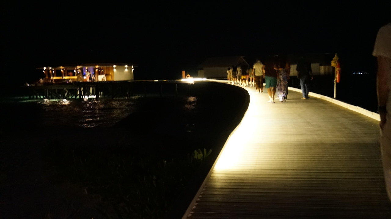 Weg zur Vui Bar Centara Ras Fushi Resort & Spa Maldives