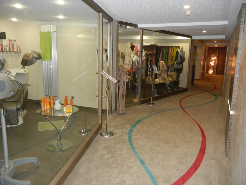 Kleine Mini-Shoppingmeile mit Friseur Hotel Freund