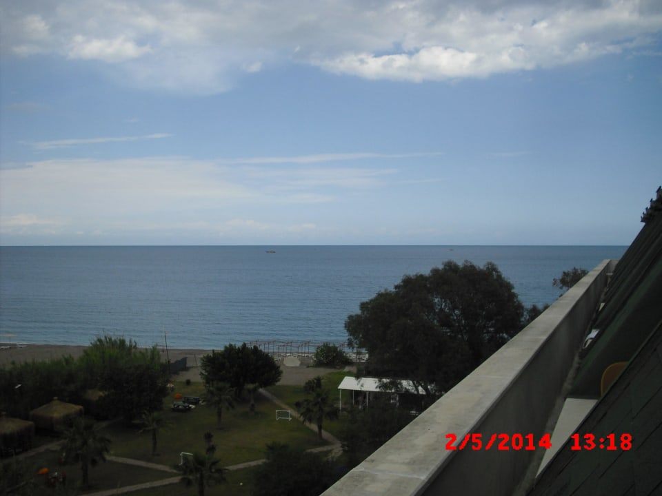 Rechts Armas Gül Beach