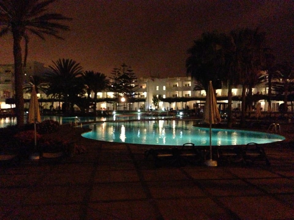 Poolanlage bei Nacht Iberostar Waves Founty Beach