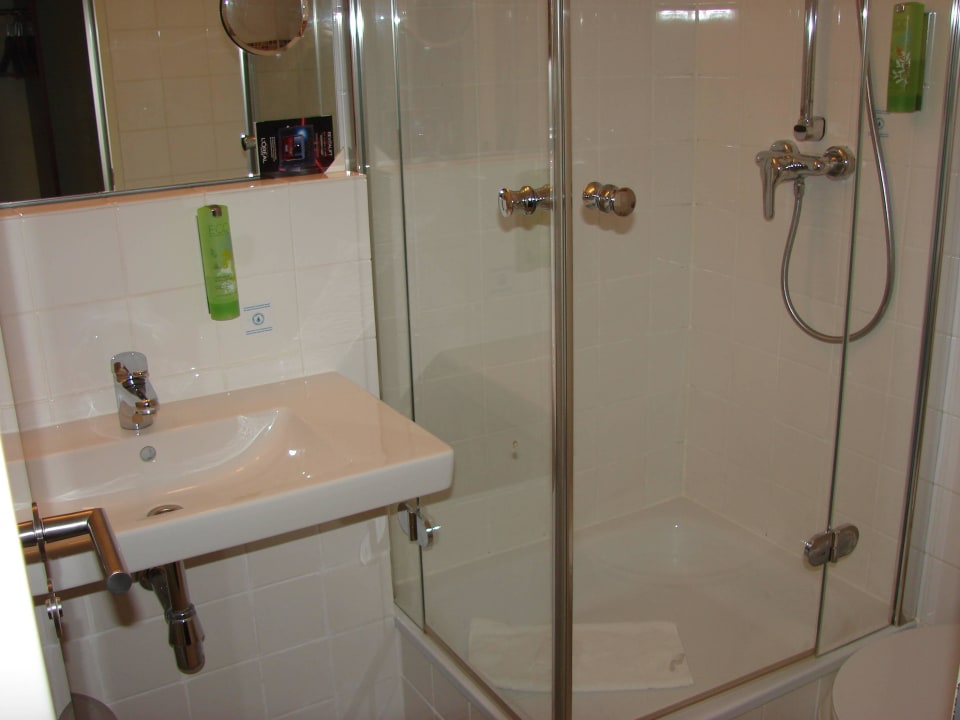 Bad: Duschtüren lassen sich nur teilweise öffnen SORAT Hotel Brandenburg