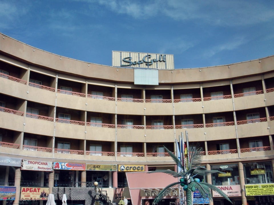 Blick auf das Hotelgebäude von der Straße aus Seagull Beach Resort
