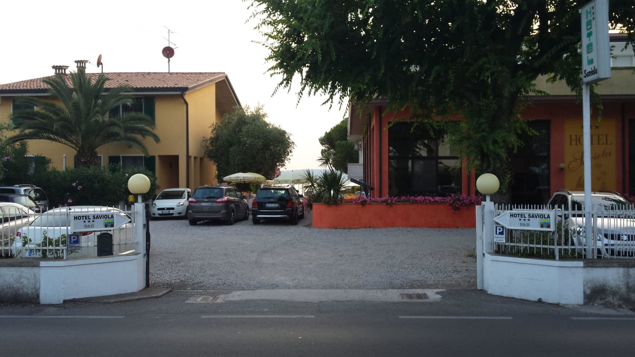 Von der Strasse gesehen Hotel Saviola