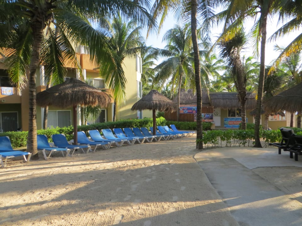 Immer viele freie Liegen am Strand Viva Azteca by Wyndham - All Inclusive Resort