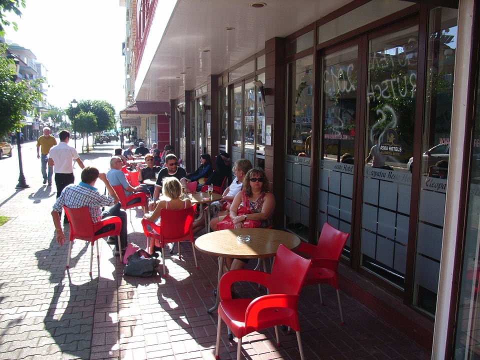 Hier trifft man sich nach dem Frühstück Hotel Aslan City Kleopatra