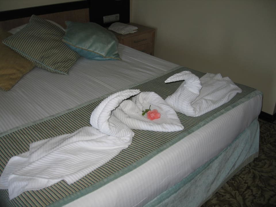Bett sehr nett und sauber Royal Wings Hotel