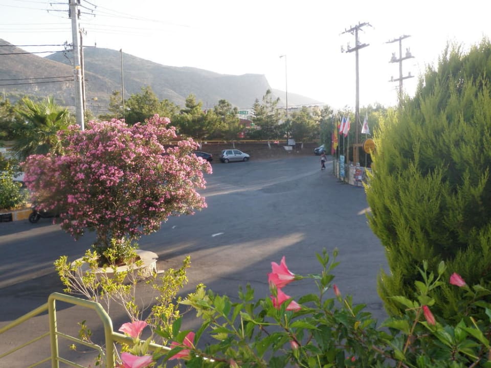 Widok z recepcji na ulicę przy hotelu Eri Beach & Village