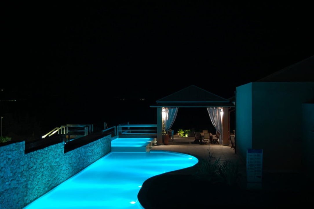 Wechselnde Poolbeleuchtung Atlantica Belvedere Resort